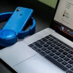 Casque Bluetooth posé à côté d’un smartphone