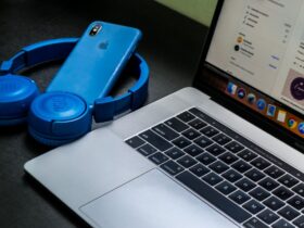 Casque Bluetooth posé à côté d’un smartphone