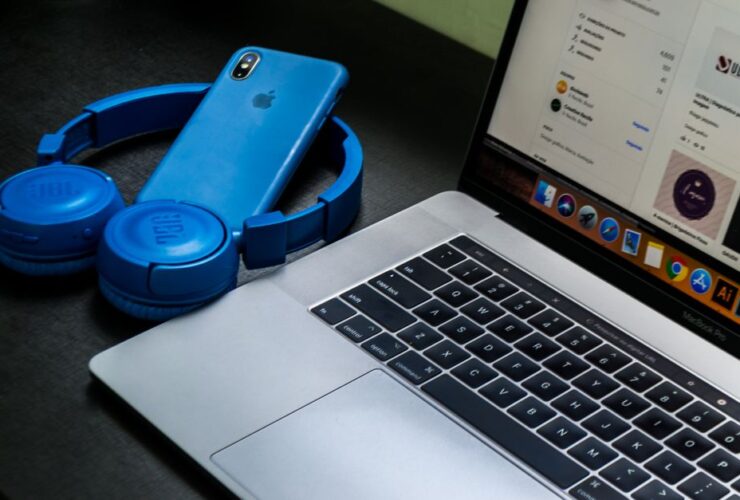 Casque Bluetooth posé à côté d’un smartphone
