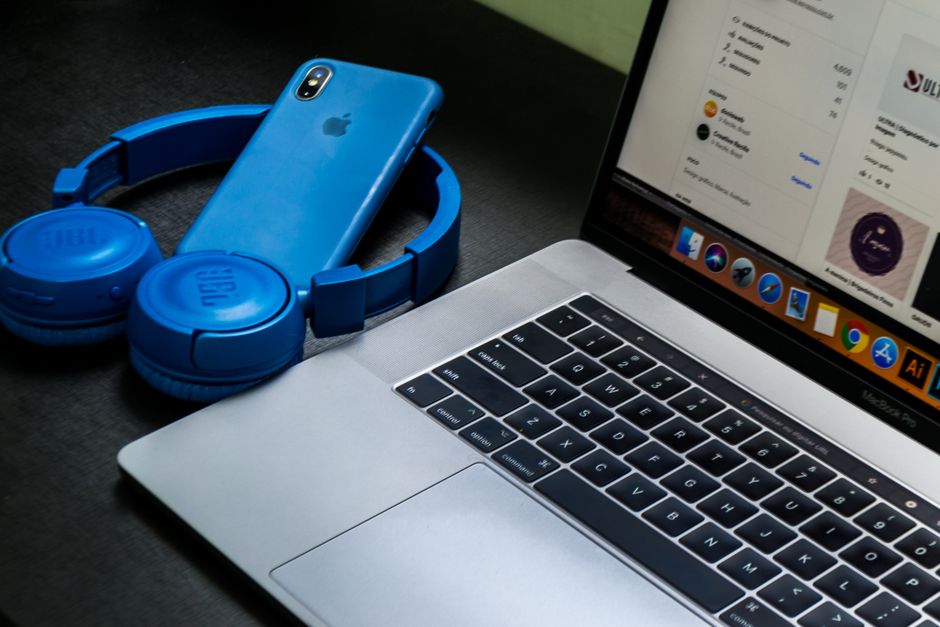 Casque Bluetooth posé à côté d’un smartphone